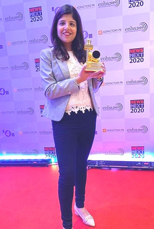 Swati Khandelwal with her award 