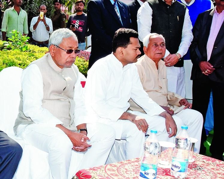 Nitish Kumar and his son Nishant Kumar (second from left) attending Manju Sinha's birth anniversary celebrations