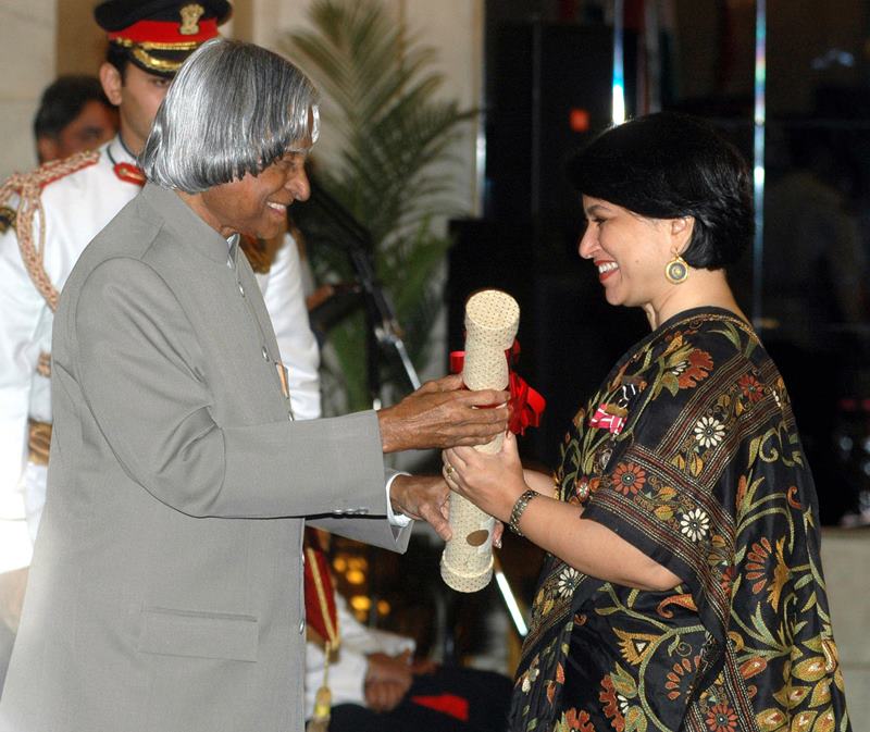 Sucheta Dalal the journalist who exposed Harshad Mehta receiving Padma Shri from the President A.P.J. Abdul Kalam in 2006