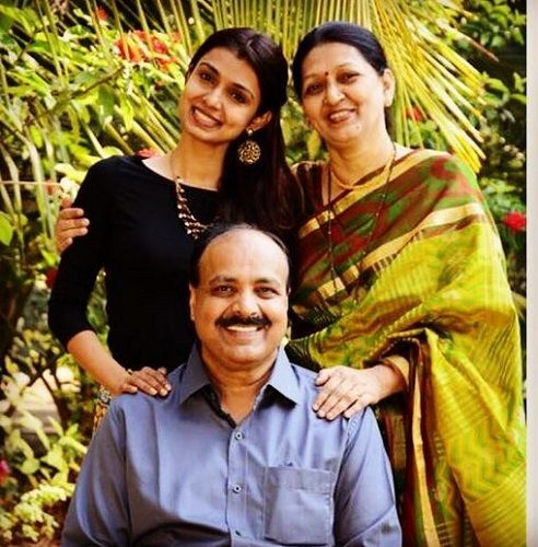Mayuri Deshmukh with her Parents