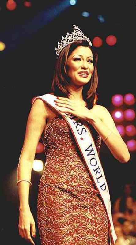 Aditi winning the title of Mrs World-2001
