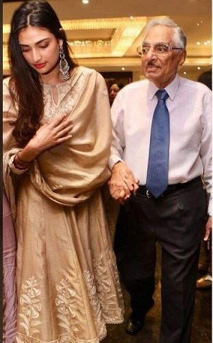 Mana Shetty's Father and Daughter