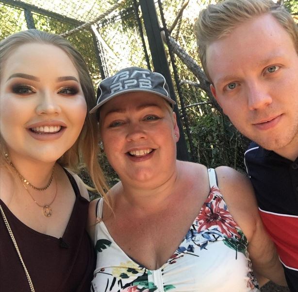 Nikkie de Jager with her mother and brother