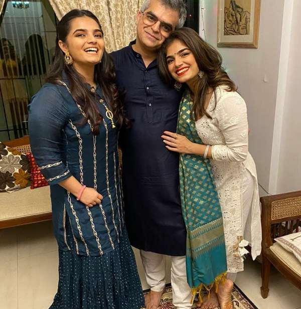 Atul Khatri with his daughters (Diya on the left and Mishti on the right