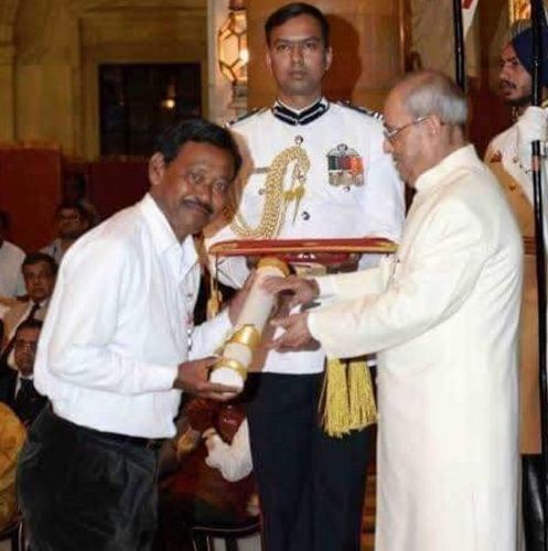 Karimul Haque receiving the Padma Shri award (2017)