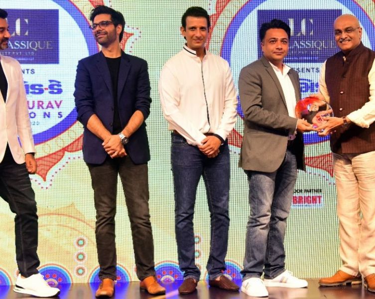 Hemant Kher winning the award for the Most Versatile Actor