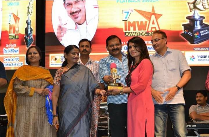 Shahla Nigar receiving Best Anchor Award at IMWA awards (2018)