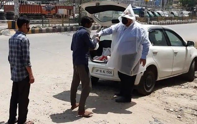 Anoop Khanna distributing food during lockdown
