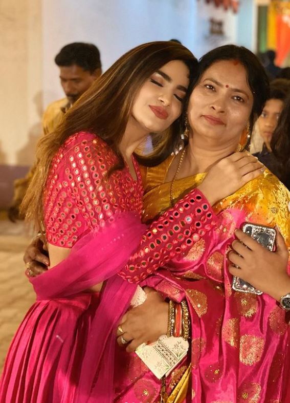 Sakshi Dwivedi with her mother