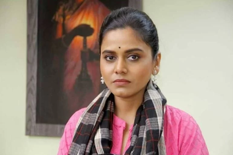 Hemangi Kavi in Mrs Mukhyamantri