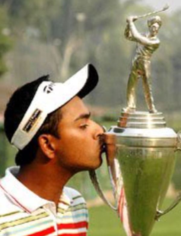 Anirban Lahiri while kissing his trophy at Chandigarh in 2006