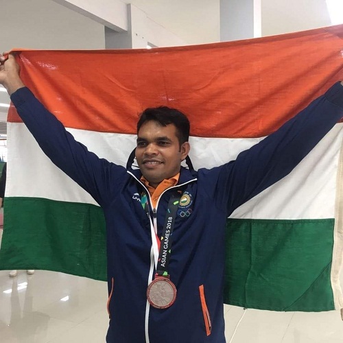 Deepak Kumar wearing his silver medal at the Asian Games 2018