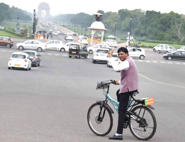 Mansukh Mandaviya riding his bicycle to the Parliament for oath-taking ceremony in 2016