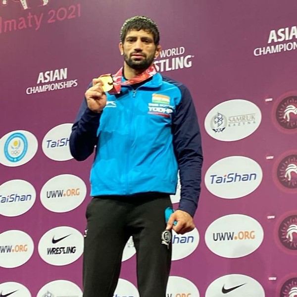 Ravi Kumar posing with gold medal at the 2020 Asian Championship